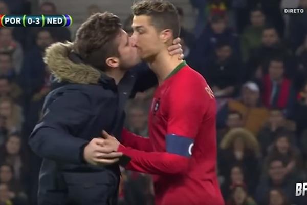 VIDI SE DA SU IGRALI SA HOLANDIJOM: Navijač uleteo na teren i poljubio Ronalda! (VIDEO)