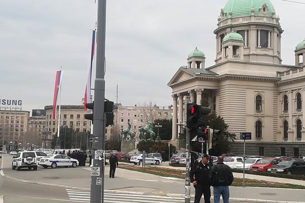 ŠEŠELJ GAZIO ZASTAVU HRVATSKE, A SNIMKA NEMA: Iz Narodne skupštine objasnili zašto!