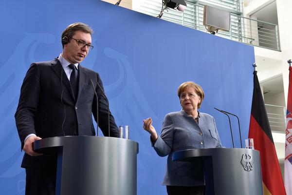 ANGELA MERKEL NAJSTRAŠNIJE JE UCENILA SRBE I ALBANCE! Njena poruka JASNA JE i od nje drhte Beograd i Priština