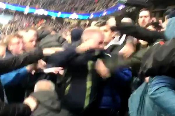 HAOS NA ETIHADU! Navijač Liverpula dobio ozbiljne batine na Sitijevoj porodičnoj tribini! (VIDEO)