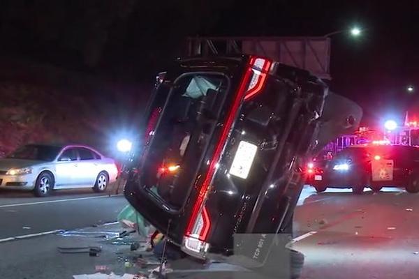 POZNATI GLUMAC DOŽIVEO SAOBRAĆAJKU: Hitno hospitalizovan, automobil mu se prevrnuo na krov (FOTO)