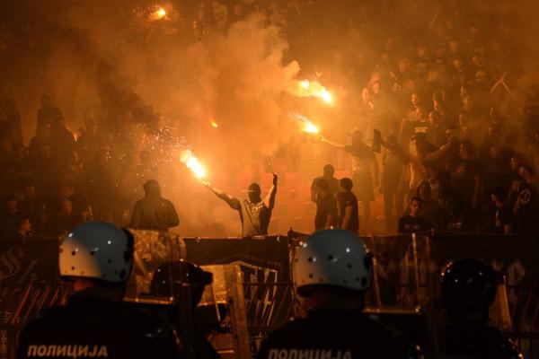 FRKA NA JUŽNOJ TRIBINI U HUMSKOJ! Novi haos među navijačima Partizana, morale da reaguju Hitna pomoć i policija! (VIDEO)