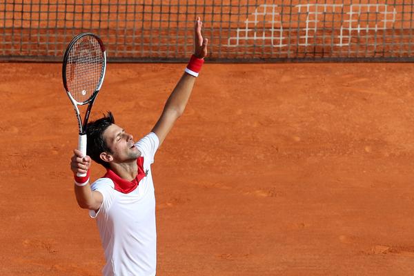 IZA MENE SU TEŠKI TRENUCI, ALI JEDNA STVAR ME POSEBNO RADUJE: Nole sijao posle meča, a osim pobede i Marijan Vajda je razlog za njegovo zadovoljstvo! (FOTO)