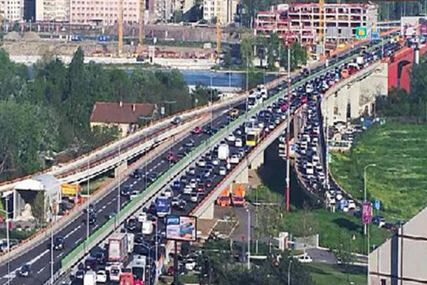 BEOGRAD JE PARALISAN! Ne sedajte u automobil BEZ PREKE POTREBE! Haos na svim mostovima, GAZELA U POTPUNOM KOLAPSU! (FOTO)