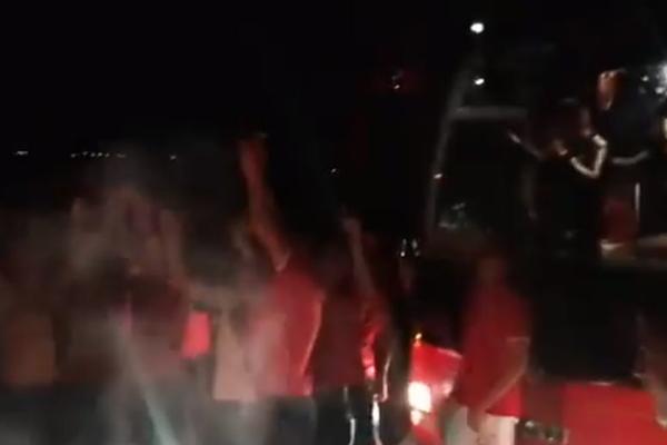 BLOKIRAN AUTOPUT! Crveno-beli ZAUSTAVLJENI na putu za Beograd! (VIDEO)