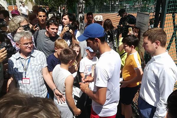 JEDINI PUT DO VRHA JE IĆI NAPRED: Novak trenirao na beogradskim ulicama, prolaznici mu dobacivali! (VIDEO)