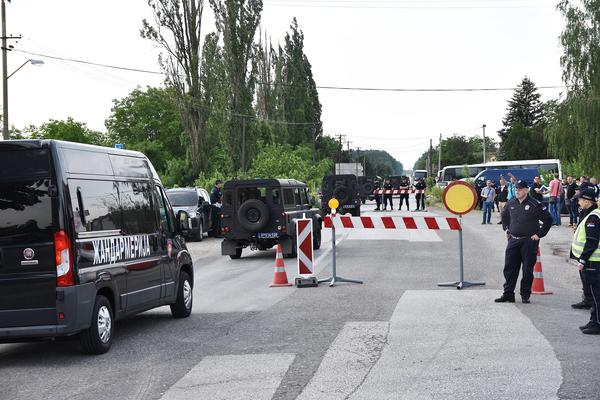 HRTKOVCI SKROZ BLOKIRANI! MEŠTANI: Zatočenici smo nečega što nas ne zanima! Svi pristupi selu zabranjeni, ulazi se samo uz dokaz!