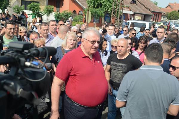 ŠEŠELJ OFARBAO KUĆU U HRTKOVCIMA: Lider radikala sada ima PLAVU FASADU, a razlog je SIMBOLIČAN!