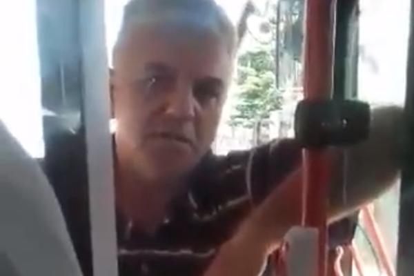 ŠTA SI BRE STAO TU? VOZI! Putnik je uveo malu životinju u autobus, vozač je odbio da vozi, a ova žena je APSOLUTNI POBEDNIK! (VIDEO)