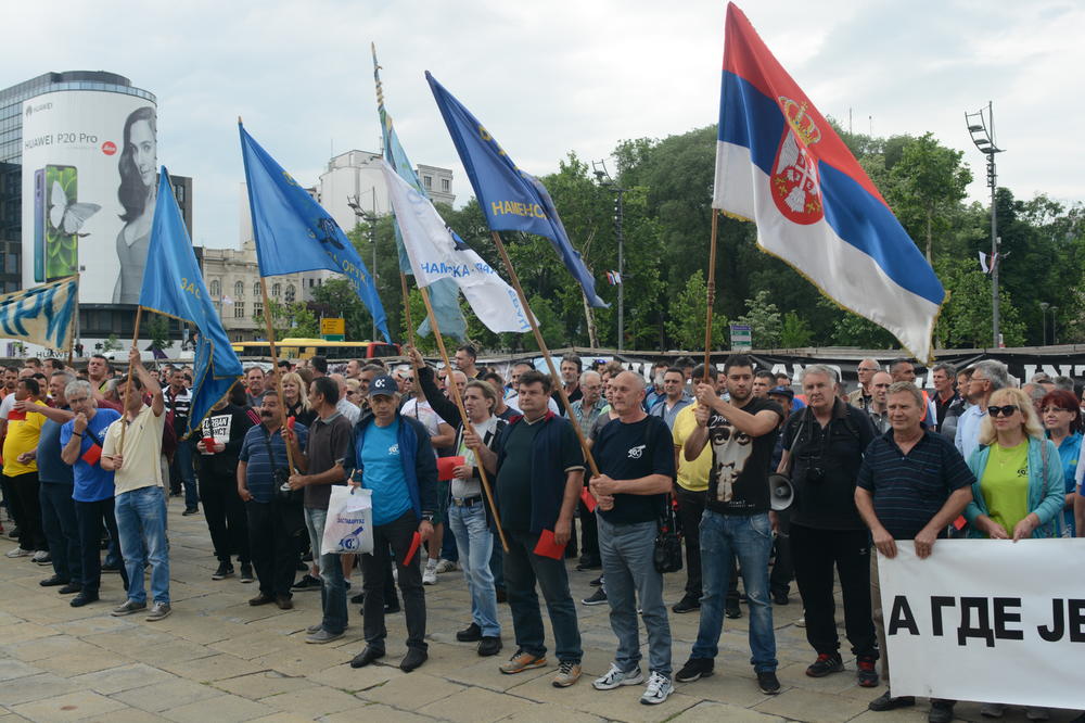 PIŠTALJKE I CRVENI KARTONI PRED SKUPŠTINOM! Preko 1.000 oružara na ulicama, CENTAR GRADA GRMI! (VIDEO) (FOTO)