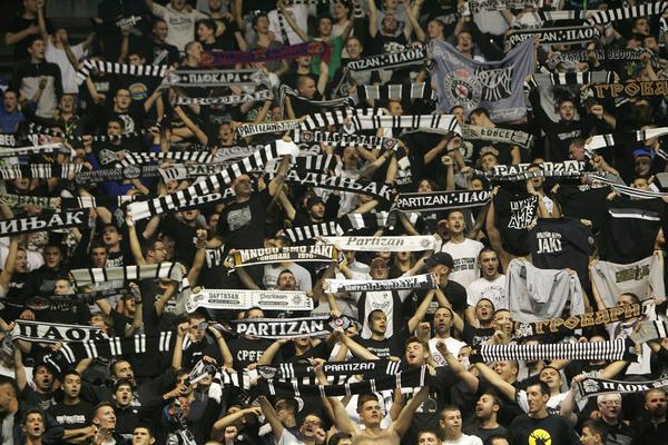 REKLA JE DA: Pala prosidba na meču Partizan - Dinamik! (FOTO)