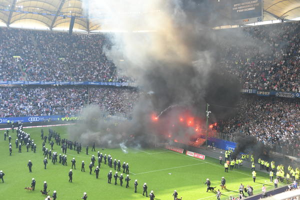 HAVARIJA U HAMBURGU: Gorela tribina zbog ispadanja iz Bundeslige, prvog u istoriji kluba! (FOTO) (VIDEO)