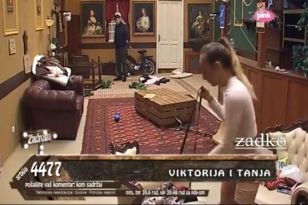 GADIŠ MI SE, VIDEĆEMO SE NAPOLJU, RADANOVIĆU: Luna histerisala i porazbijala ceo pab, pa poručila Slobi nešto što joj sigurno NEĆE OPROSTITI (VIDEO)