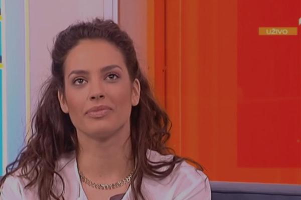 OTKOPČAJ SE MALO DA VIDIMO ŠTA JE TO: Jovana u Jutarnjem programu NATERALA glumicu da pokaže šta ima ispod košulje (VIDEO)