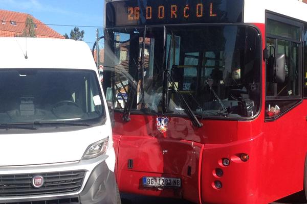 SUDAR U NASELJU BRAĆE JERKOVIĆ: Autobus naleteo na kombi