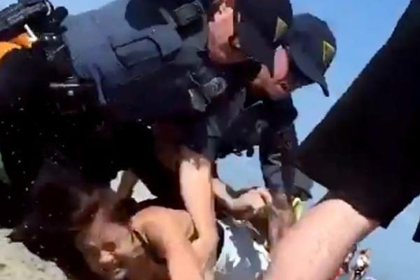 HTELI DA JE LEGITIMIŠU, PA JE PRETUKLI: Policija brutalno udarala devojku pred celom plažom (VIDEO)