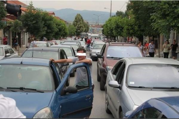 OPOZICIJA SU STOKA, ONI PRDE U CRKVI! Ovaj tvit sukobljava dve strane, na kojoj ste vi? (FOTO)