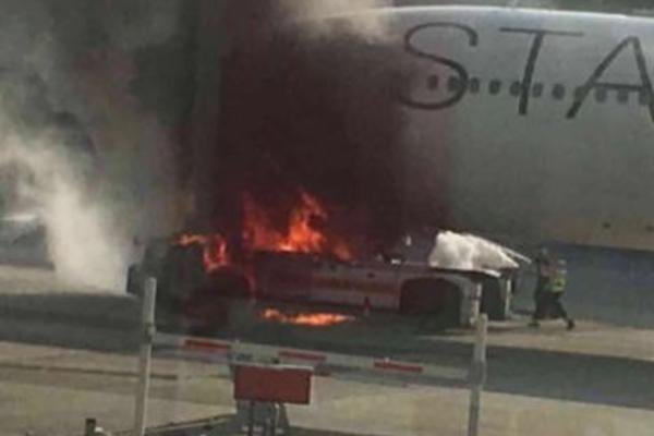 IZBIO STRAVIČAN POŽAR NA AERODROMU! Najmanje 10 osoba povređeno kada se ZAPALIO AVION! (VIDEO)