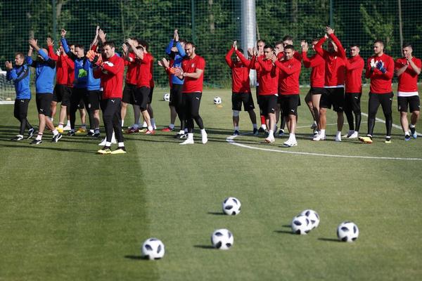 TIRKE GLEDAO PRVI TRENING SRBIJE U RUSIJI! Pune tribine, filmska zvezda i poruka: Neki smo pred krajem karijere, ovo nam je poslednja šansa! (FOTO) (VIDEO)