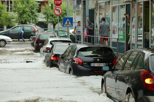 OLUJA KOD GORNJEG MILANOVCA SKIDALA KROVOVE: Po Topoli tukao krupan grad, uništio voće i povrće (FOTO)(VIDEO)