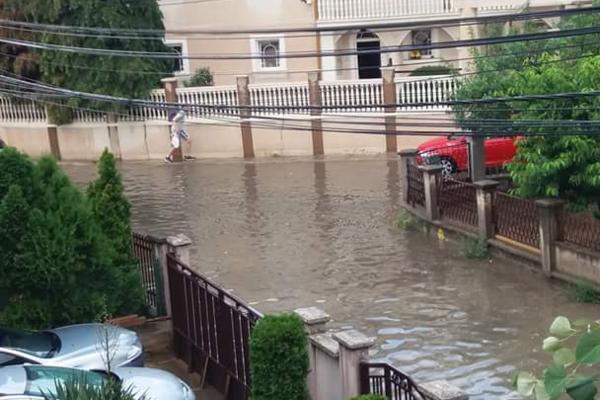 ULICA VOJVODE VLAHOVIĆA POD VODOM! Zbog neplanske gradnje nastao je haos! (VIDEO)