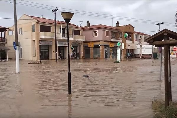 PAKAO ZA SRPSKE TURISTE U GRČKOJ! Bujica nosi automobile, na Sitoniji EVAKUACIJA! (VIDEO)