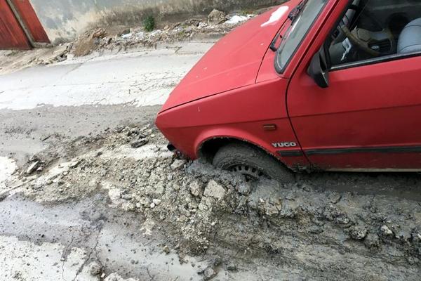 OVO JE NAJGORA RUPA U SRBIJI: Zovu je GUTAČICA AUTOMOBILA, evo gde se nalazi! (FOTO)