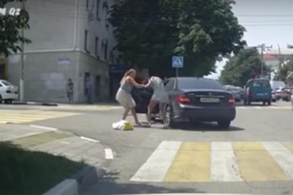 ŽENA POBESNELA NAKON ŠTO JE AUTO ZAMALO UDARIO NA PEŠAČKOM! Onda je iz vozila izašla gospođa i počela je OZBILJNA TUČA!  (VIDEO)