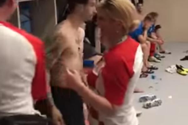 VATRENO U SVLAČIONICI VATRENIH! Dok su se fudbaleri Hrvatske skidali, ušla je Kolinda i napravila pravu pometnju! (VIDEO)