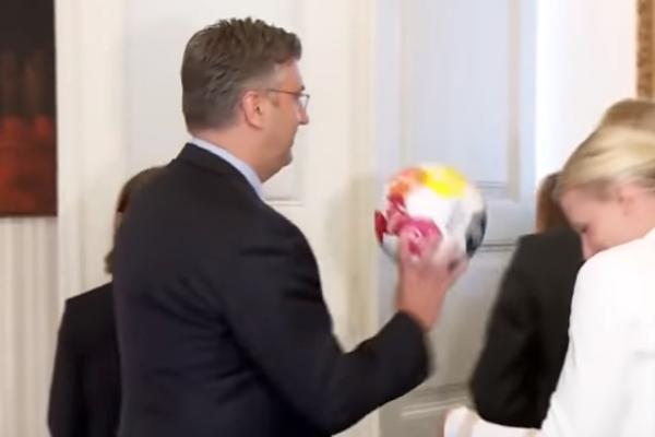 DRŽITE SE VI FUDBALA, KOMŠIJE! Plenković probao da zadivi kolege košarkaškim umećem, a završio je kao predmet SPRDNJE (VIDEO)