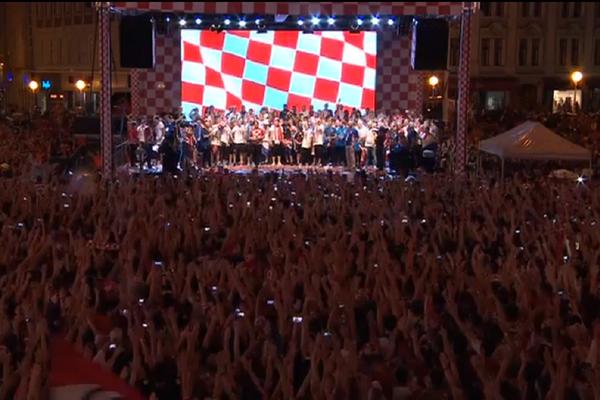 TOMPSONOVE PESME SE ZAORILE ZAGREBOM ZA TREN OKA! A, onda je i Dalić zapalio vatru: Hvala braniteljima! (FOTO) (VIDEO)