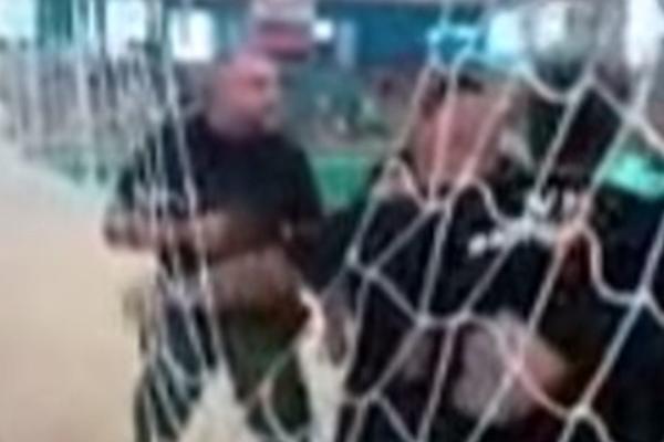 SRAMNO I SKANDALOZNO! INCIDENT NA VATERPOLO MEČU VOJVODINA - PARTIZAN: Žestok okršaj roditelja dece od 12 godina! (VIDEO)