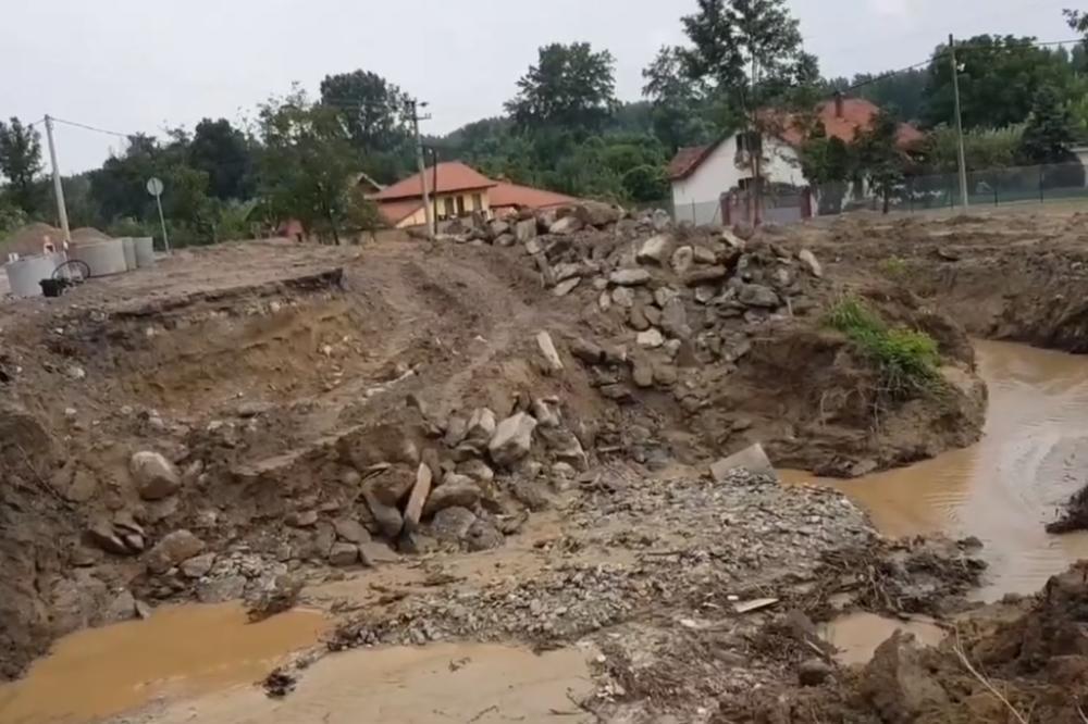 Bujica odnela deo puta, meštani kažu da je situacija KRITIČNA! HAOS KOD GROCKE, SAOBRAĆAJ U PREKIDU (VIDEO)