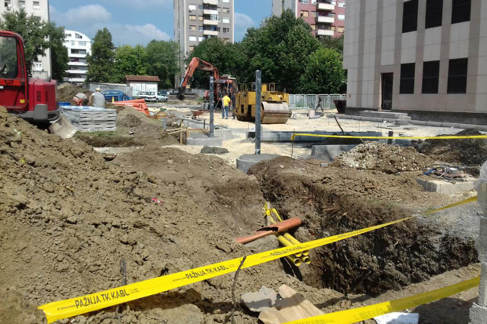 Gradili parking, pa naleteli na granatu iz Drugog svetskog rata! TRAGEDIJA U KRAGUJEVCU IZBEGNUTA ZA DLAKU (FOTO)