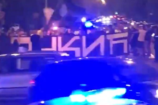 UBIJEN NAVIJAČ UJEDINIO GROBARE: Navijači Partizana zapalili Novi Beograd kako bi odali počast prerano izgubljenom drugaru! (VIDEO)