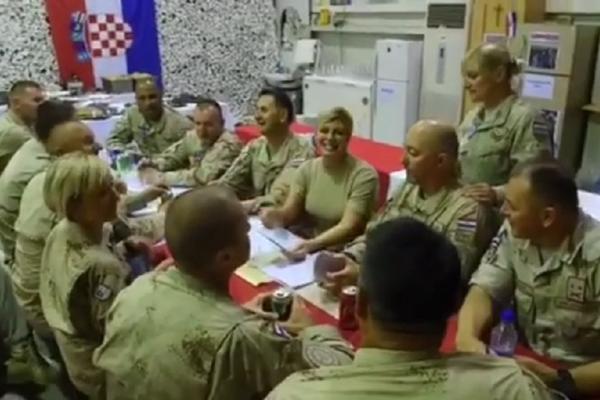 ISPOD ŠAHOVNICE I SA SPECIJALCIMA! Kolinda pevala HRVATSKE PESME u Avganistanu (VIDEO)