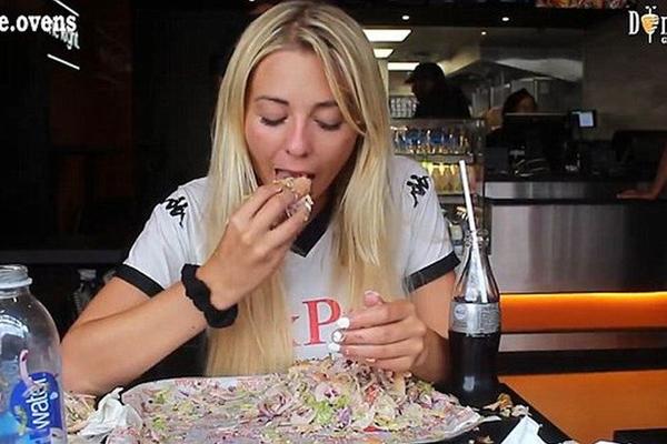 MUŠKARCI OPČINJENI OVOM PLAVUŠOM: Za rekordno vreme je pojela kebab od čak 3 KILOGRAMA! (VIDEO)