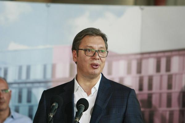 VUČIĆ NAJAVIO: Uskoro povećanje PLATA I PENZIJA