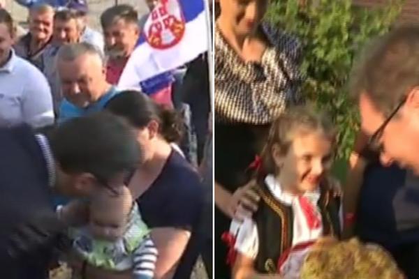 PRVO JE POLJUBIO BEBU, a onda od male Kristine (8) UZEO POGAČU I SO! Vučić ugošćen u porodici Kovačević (FOTO)