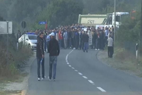 VUČIĆU, NEĆEŠ PROĆI! VUČIĆU, VRATI SE! Ovako izgleda blokada veterani OVK na putu ka Banjama, ČULI SU SE PUCNJI, NA NOGAMA SU STOTINE ALBANACA (FOTO)