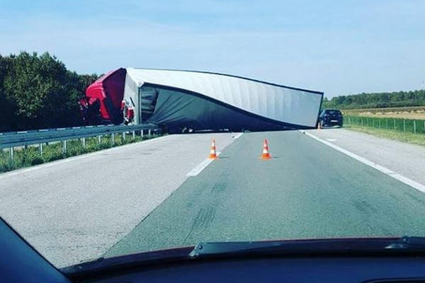 STRAVIČNA NESREĆA NA AUTO-PUTU BEOGRAD-ZAGREB! Prevrnuo se šleper, kolone kilometarske, NE ZNA SE KAKO JE VOZAČ (FOTO)