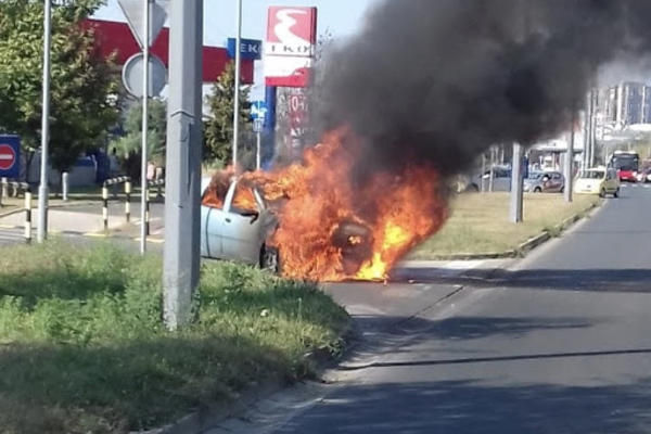 AUTOMOBIL IZGOREO USRED NOVOG BEOGRADA! Drama u Jurija Gagarina, i to na SAMO 10 METARA OD BENZINSKE PUMPE! (FOTO)