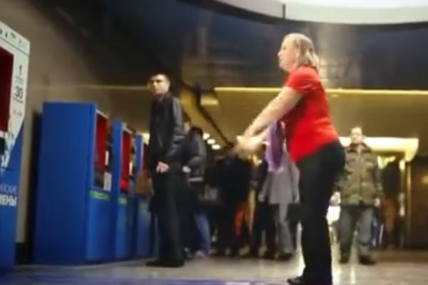 URADITE 30 ČUČNJEVA I VOZITE SE BESPLATNO! Metro u Moskvi na sjajan način podstiče ljude da vežbaju! (VIDEO)