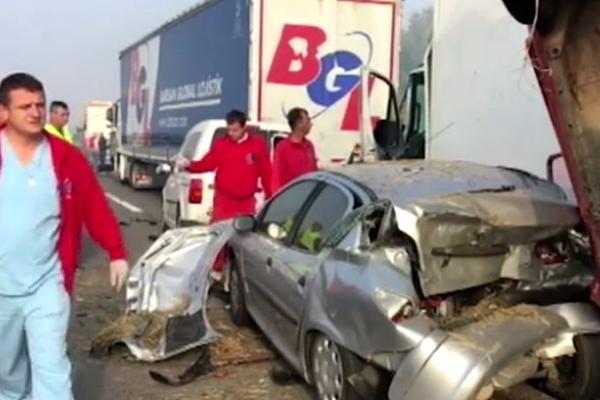 JEZIV SNIMAK SA MESTA NESREĆE U KOJOJ JE POGINULO SEDMORO LJUDI! Ovakav udes Srbija nije upamtila (VIDEO)