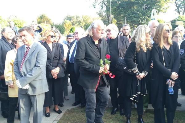 ŠERBEDŽIJINA REAKCIJA NA SAHRANI MILENE DRAVIĆ JE SVE POTRESLA: Dostojno je ispratio svoju MILENU! (FOTO)