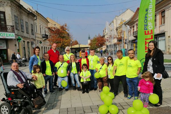 NIJE BITNO KOLIKO SI VISOK, BITNO JE NA KOJOJ VISINI IGRAŠ! Obeležen svetski dan osoba izrazito niskog rasta (FOTO)