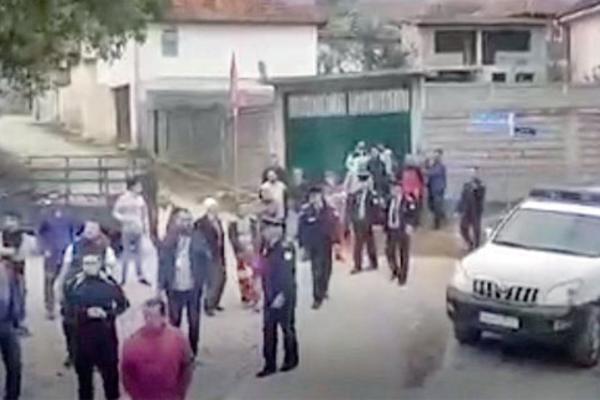 HTELI SU DA NAS POBIJU! Vozač autobusa kamenovanog KOD PEĆKE BANjE OTVORIO DUŠU