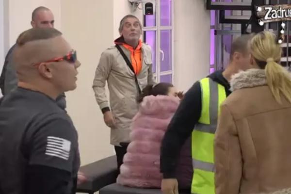 OBEZBEĐENJE ODMAH REAGOVALO! Nakon što je Miću  gađala KAMENOM u GLAVU završila u ZATVORU! (VIDEO)