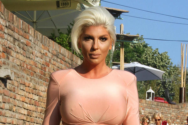 KRIJE IH KAO ZMIJA NOGE: Jelena Karleuša progovorila o svojim GOLIM SLIKAMA!