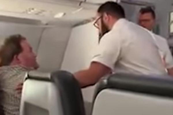 PUTNIKU POZLILU U AVIONU, PA SE UHVATIO ZA RUČKU! NASTAO JE HOROR: Sekunde su ga delile od JEZIVE SMRTI! (VIDEO)